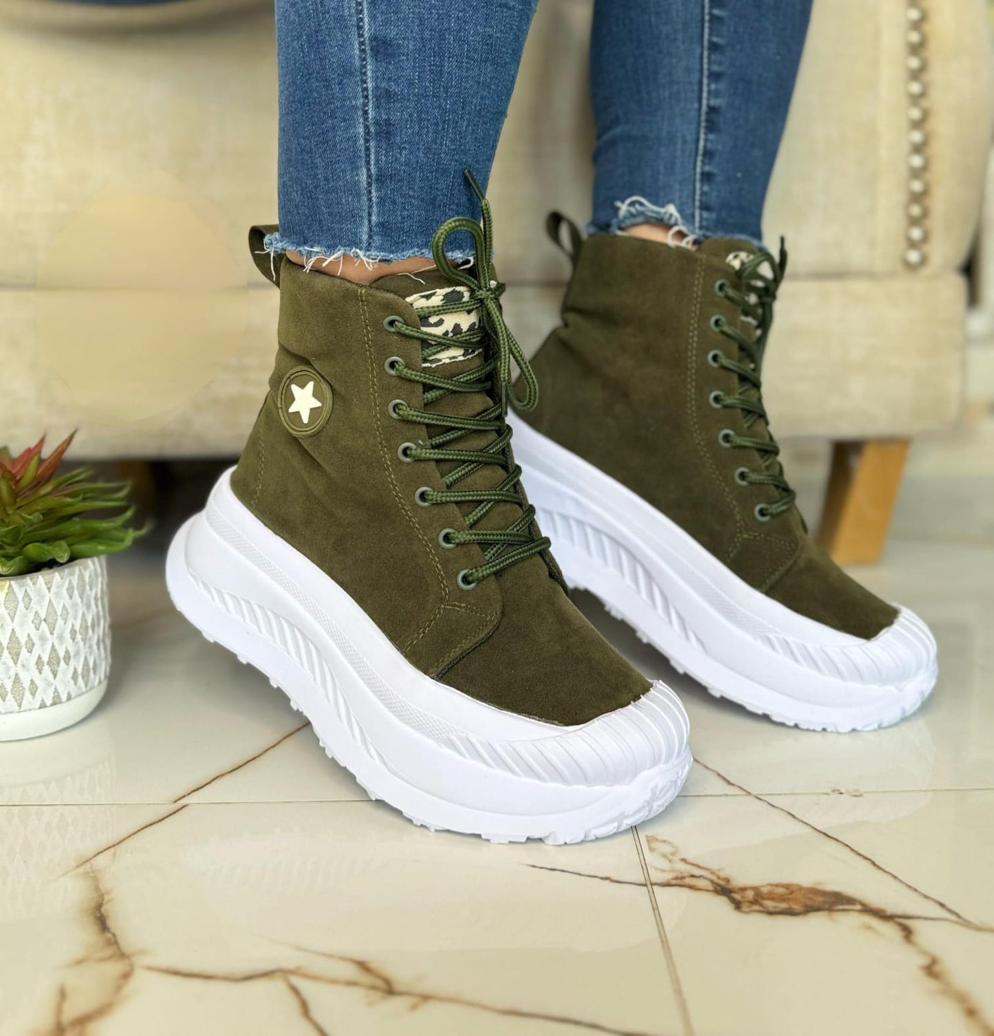 gid://shopify/MediaImage/41238686990625